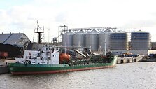 &bdquo;Vakarų krova&ldquo; pradėjo vykdyti bandomąjį laivo pakrovimą i&scaron; naujojo skystų krovinių terminalo. 