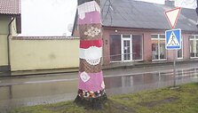 &Scaron;ilutės Vydūno skvere augantys medžiai papuo&scaron;ti originaliais siuviniais ir nėriniais. 