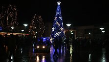 Palangoje jau sutvisko Kalėdų eglutė. &Scaron;iemet ji papuo&scaron;ta mėlynomis girliandomis ir jūriniais simboliais. 