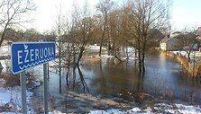 Ežeriuonos upelio ėmė i&scaron;siveržė į krantus. 