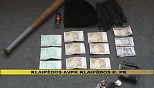 Plungi&scaron;kiai buvo apsiginklavę lazdomis.