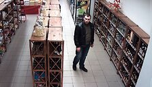 Pareigūnai pra&scaron;o atpažinti vyrą, įtariamą brangių alkoholinių gėrimų vagyste.
