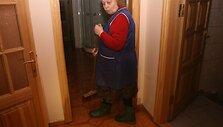 Klaipėdietė Nina po savo namus turi vaik&scaron;čioti guminiais batais &ndash; sklypą užliejęs vanduo veržiasi į cokolinį auk&scaron;tą.