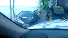 Vairuotojos, pamir&scaron;usios užtraukti rankinį stabdį, automobilis nuriedėjo nuo tralo, keliančio transporto priemones per potvynio užlietą kelą.