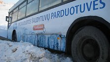 Klaipėdoje į griovį įvažiavo autobusas