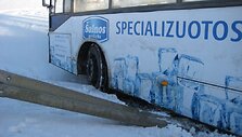 Klaipėdoje į griovį įvažiavo autobusas