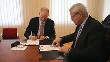 "&Scaron;vyturio-Utenos alaus" bendrovės vadovas Rolandas Vir&scaron;ilas pasira&scaron;ė fondo paramos sutartį su Klaipėdos meru Vytautu Grubliausku.