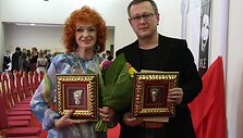 Klaipėdoje i&scaron;dalintos &bdquo;Padėkos kaukės&ldquo;: apdovanojimą už nuopelnus teatrui atsiėmė Nijolė Sabulytė, už spektaklį &bdquo;Mums viskas gerai&ldquo; &ndash; ra&scaron;ytojas Gintaras Grajauskas, pavadavęs &scaron;ventėje Joną Vaitkų