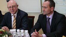 Jūrų krovos kompanijos "Bega" generalinis direktorius Aloyzas Kuzmarskis ir Klaipėdos konteinerių terminalo generalinis direktorius, Lietuvos jūrų krovos kompanijų asociacijos vadovas Vaidotas &Scaron;ileika. 