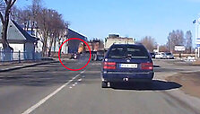 Užfiksuota, kaip Gargžduose motociklininkas susidūrė su sukvežimiu. 