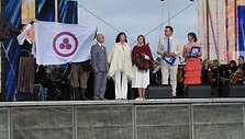 Neringai buvo įteikta Taikos miesto vėliava.