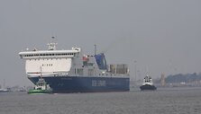 Keltą &bdquo;Victoria Seaways&ldquo; į Klaipėduos uostą įvedė vilkikai. 