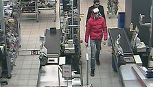 Pra&scaron;oma atpažinti kamerų užfiksuotą vyrą raudona striuke. 