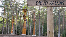 Ant Dievo kalno stūkso Praamžiaus skulptūra, kurią i&scaron; abiejų pusių supa Mėnulio ir Saulės simboliai. 