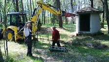 Kur&scaron;ių nerijoje ardomi nebereikalingi pastatai