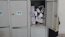 Prekybos centro spintelėje buvo slepiamos kontrabandinės cigaretės. 