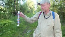 &bdquo;Jūrinių erelių jaunikliams ant abiejų kojų dedami spalvoti žiedai &ndash; vienas rei&scaron;kia metus, kada jie žieduoti. Tokius žiedus turi visa Europa vienodus. Ant kitos kojos dedamas &scaron;alies žiedas, lietuviai turi vienokios spalvos, vokiečiai kitokios. Teleskopu stebint pauk&scaron;čius galima sužinoti, kokioje &scaron;al