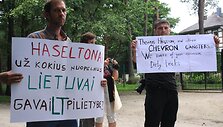 Skalūnų gavybai Lietuvoje nepritariantys Vakarų Lietuvos gyventojai trečią kartą rinkosi prie &bdquo;Minijos naftos&ldquo; vadovo namų tvoros. 
