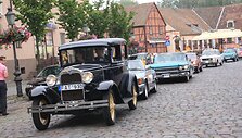 Senoviniai automobiliai leidosi į žygį aplink Lietuvą. Taip bus skelbiama žinia apie Jūros &scaron;ventę.