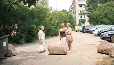 Ant keliuko, vedančio į daugiabučių kiemą, vis užverčiami akmenys. Žmonės piktinasi netekę įvažiavimo į kiemą. 