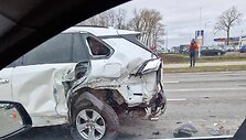 Automobilis &bdquo;Volvo&ldquo; po susidūrimo buvo stipriai apgadintas.