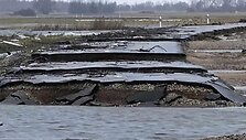 Potvynio banga nuplovė pernai i&scaron;piltą asfaltą nuo kelio. 