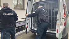 Į teismą atvežtas vyri&scaron;kis i&scaron;žaginimu įtariamas vyras