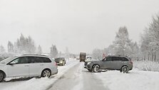 Plungės gyventojai prane&scaron;a apie itin sudėtingas eismo sąlygas