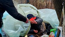 Per vasario &scaron;alčius benamis Klaipėdos pakra&scaron;tyje glaudėsi po polietileno plėvele.