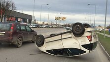 Kaune po susidūrimo ant stogo apsivertė automobilis &bdquo;Mercedes&ldquo;
