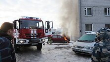 &Scaron;akiuose prie Jaunystės gatvės daugiabučio užsidegė "VW Golf" automobilis