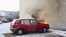 &Scaron;akiuose prie Jaunystės gatvės daugiabučio užsidegė "VW Golf" automobilis