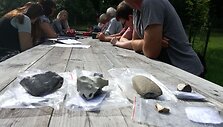 Archeologus nustebino Akmens amžiaus radiniai - akmeninis kirvukas ir titnagas.