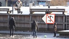 Neabejinga praeivė suskubo pabarti pramogautojus.