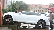 Klaipėdoje prie Santuokų rūmų &bdquo;Tesla&ldquo; įvairavo į sieną.