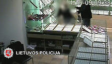 Pareigūnai i&scaron;tyrė apiplė&scaron;imą Plungės juvelyrinėje parduotuvėje.