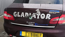 &bdquo;Skoda&ldquo; automobilis, ant kurio puikuojasi užra&scaron;as &bdquo;Gladiatorius&ldquo;, puikiai žinomas pareigūnams. 