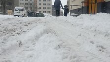 Dėl gausiai i&scaron;kritusio sniego kiemai Klaipėdoje sunkiai pravažiuojami