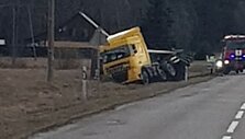 Kelyje &Scaron;ilutė-Klaipėda apvirto vilkikas