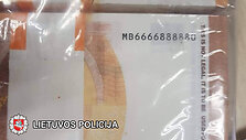 Pareigūnai sulaikė internetu tūkstantį padirbtų eurų banknotų parsisiuntusį ir juos realizavusį vyrą.