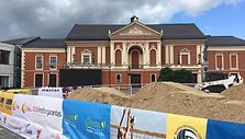 Į Teatro aik&scaron;tę Klaipėdoje suvežta tonos smėlio.