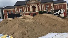Į Teatro aik&scaron;tę Klaipėdoje suvežta tonos smėlio.