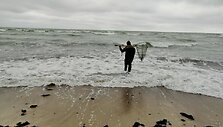 Po audros jūra padovanojo gintarinių laimikių.