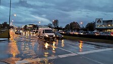 Dėl didžiulės naktinės liūties skendo Klaipėdos gatvės.