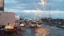 Dėl didžiulės naktinės liūties skendo Klaipėdos gatvės.