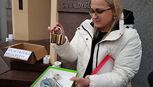 Prie Klaipėdos savivaldybės gyventojai sune&scaron;ė tualetinio popieriaus.