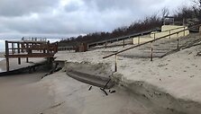 Vėjuoti orai prikrėtė pajūry eibių.