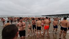 Sveikuoliai nėrė į &scaron;altas Baltijos bangas.