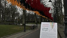 Palangoje pakabinta apie 220 metrų ilgio vėliava i&scaron; juostelių.