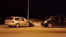 Avarija Klaipėdoje: BMW rėžėsi į &bdquo;VW Golf&ldquo;, o &scaron;is nuo smūgio parblo&scaron;kė du jaunuolius.